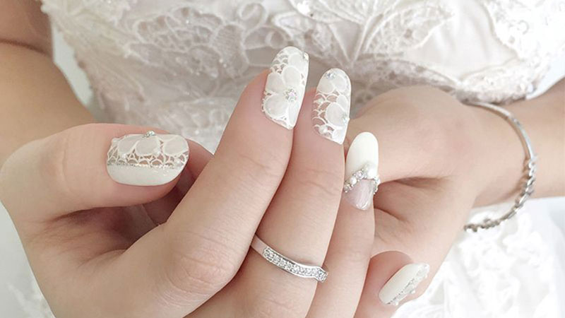 Mẫu nail cô dâu nhẹ nhàng màu trắng